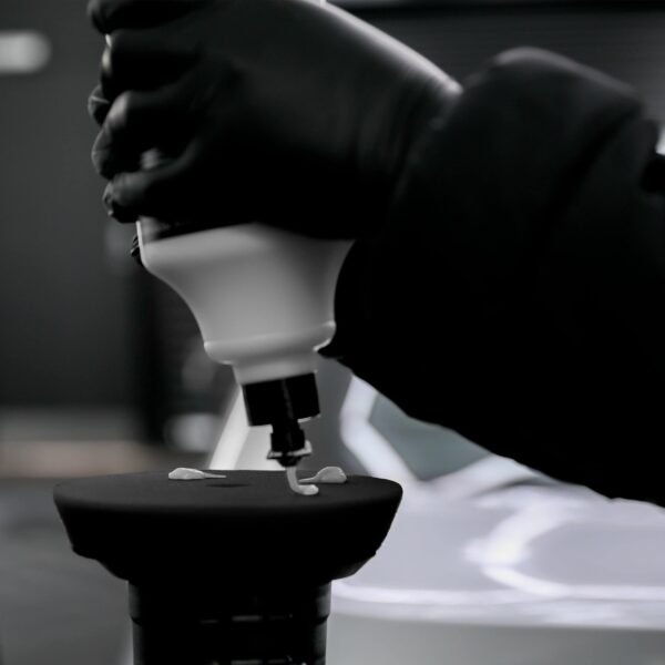 image_0_TETGOD092-fine-cutting-compound-being-poured-on-to-polishing-pad SECTUS 12K FINE FINISH CUTTING COMPOUND